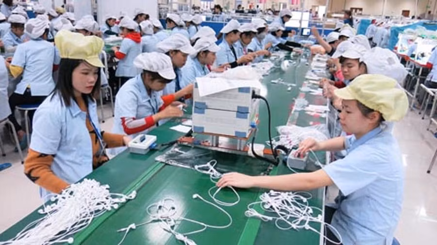 Công nhân Công ty Glonic sản xuất phụ kiện cho Tập đoàn Samsung tại Cụm công nghiệp Tân Lập, TP Thái Nguyên.
