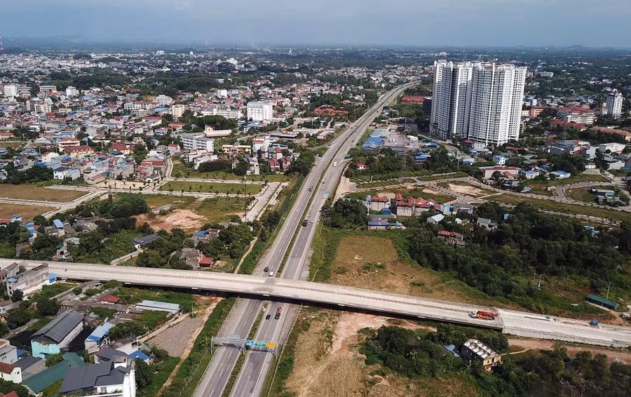 Công trình cầu vượt đường cao tốc Hà Nội - Thái Nguyên thuộc Dự án đường Bắc Sơn kéo dài. Nhiều dự án hạ tầng, nhất là hạ tầng giao thông, được triển khai thực hiện góp phần quan trọng phát triển kinh tế - xã hội trên địa bàn TP Thái Nguyên.