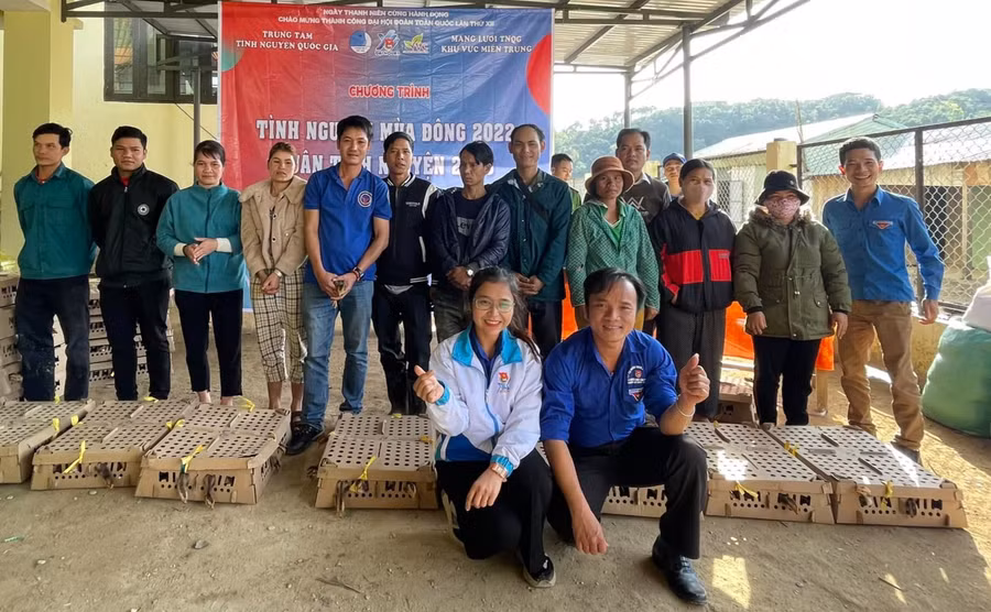 Đại diện các CLB tình nguyện của Trung tâm Tình nguyện quốc gia khu vực miền Trung tặng gà giống cho các hộ dân ở Phước Sơn (Quảng Nam).