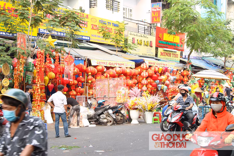 Con phố với hàng chục cửa hàng bán đồ trang trí tết luôn tấp nập từ khi bắt đầu mở cửa.