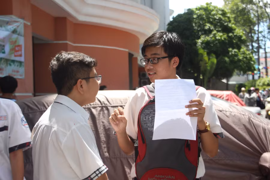 Tranh thủ bàn luận với bạn sau khi thi môn Toán