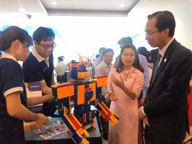 Ông Lê Thanh Liêm, Phó Chủ tịch thường trực UBND TP.HCM tham quan một số mô hình giáo dục STEM, mô hình trường học thông minh ...