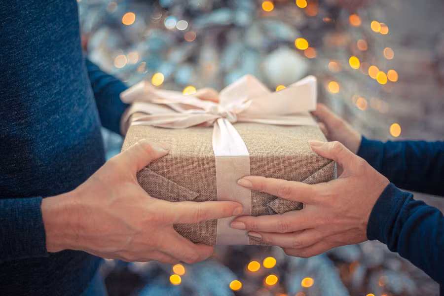 Ai nhận được một món quà bất ngờ từ cuộc đời họ sẽ có thể tặng cho đời những thứ tốt đẹp hơn thế! Ảnh minh họa