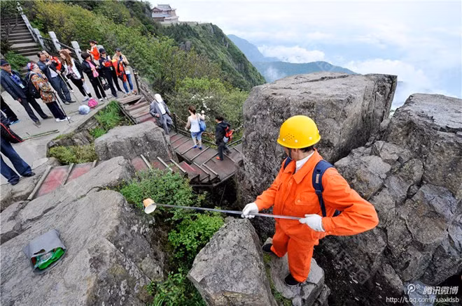 Ông cho biết gần đây lượng rác đã giảm nhiều vì mọi người đã có ý thức hơn và hy vọng tương lai sẽ không còn phải xuống vực để nhặt rác. a