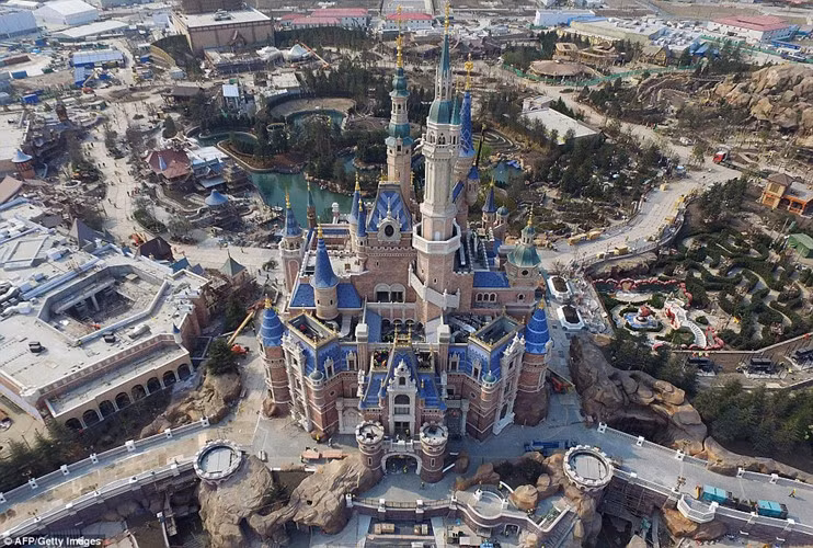 choang ngop khung canh disneyland thuong hai sap khai truong hinh 1