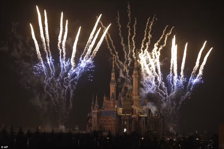 choang ngop khung canh disneyland thuong hai sap khai truong hinh 11