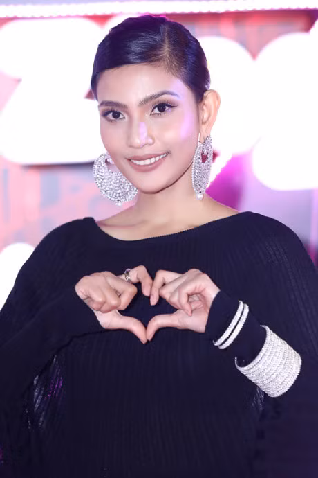 Truong Thi May kieu diem, dep doi ben 