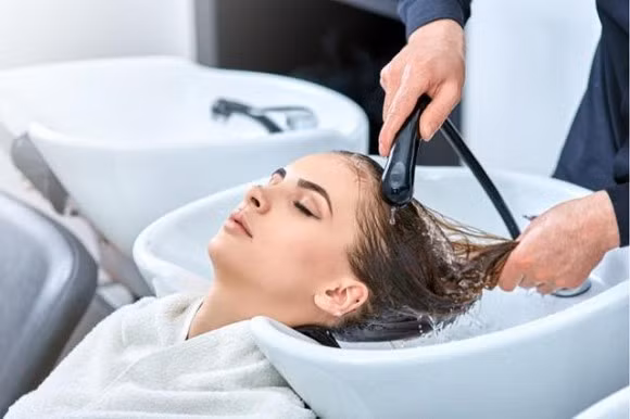 3 sai lầm khi gội đầu khiến chất lượng tóc ngày càng xấu và rụng nhiều