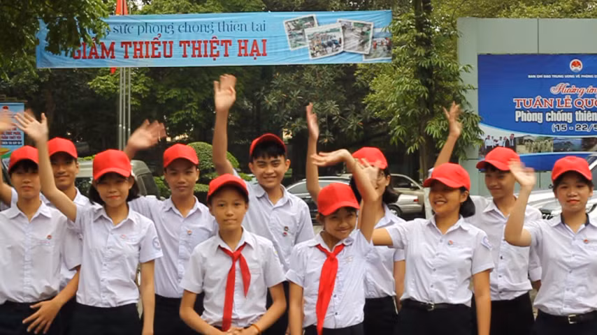 Học sinh tham gia hưởng ứng và tập huấn về phòng chống thiên tai. Ảnh: IT