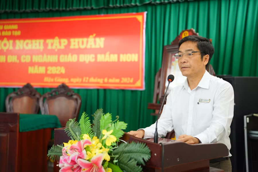 PGS.TS Nguyễn Trung Cang - Phó Hiệu trưởng Trường ĐH Kiên Giang phát biểu tại buổi lễ. PGS.TS Nguyễn Trung Cang - Phó Hiệu trưởng Trường ĐH Kiên Giang phát biểu tại buổi lễ.