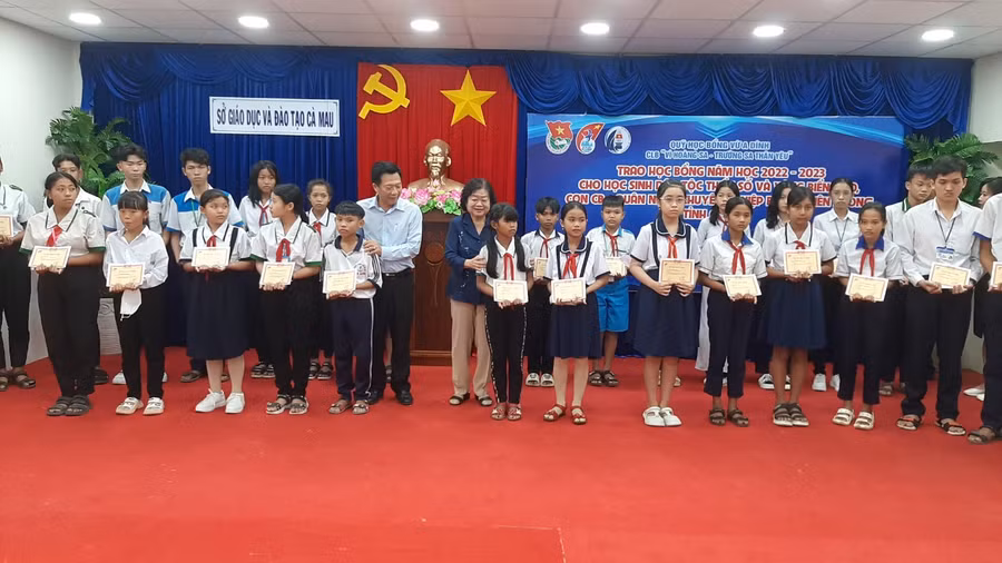 Học bổng Vừ A Dính và Câu lạc bộ “Vì Hoàng Sa - Trường Sa thân yêu” thời gian qua đã tiếp sức nhiều học sinh nghèo ở Cà Mau. Học bổng Vừ A Dính và Câu lạc bộ “Vì Hoàng Sa - Trường Sa thân yêu” thời gian qua đã tiếp sức nhiều học sinh nghèo ở Cà Mau.