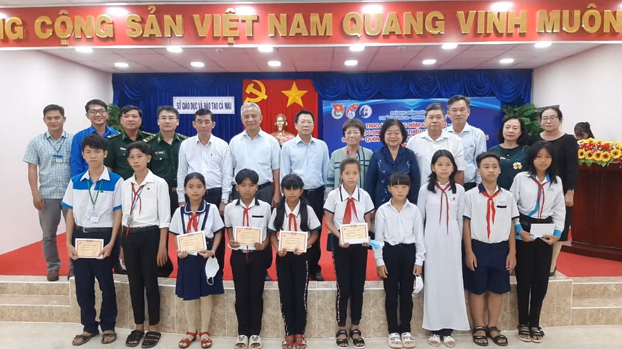 Trao học bổng Vừ A Dính và học bổng Câu lạc bộ “Vì Hoàng Sa - Trường Sa thân yêu” cho HS. 