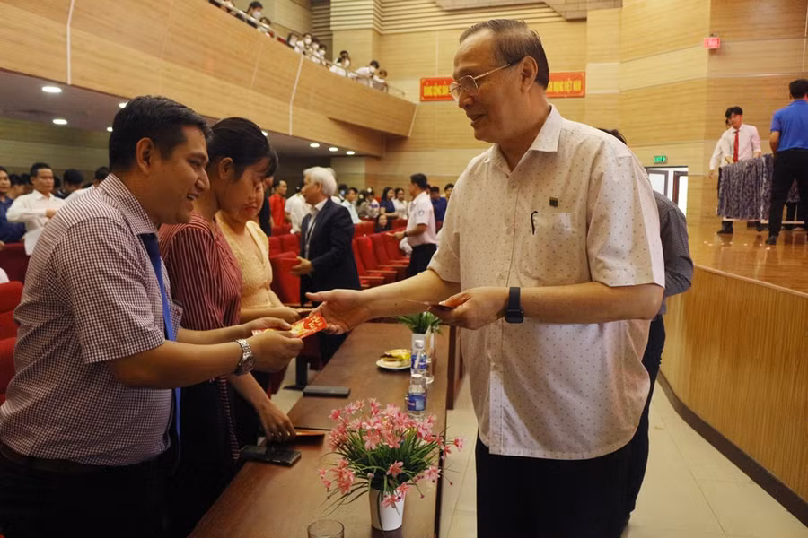 Lãnh đạo Trường ĐH Cửu Long lì xì may mắn cho cán bộ, giảng viên, sinh viên và lưu học sinh Lào, Campuchia.