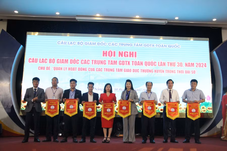 Trao cờ lưu niệm cho đại diện các Trung tâm tham gia Hội nghị CLB các Trung tâm GDTX trên toàn quốc lần thứ 30. Trao cờ lưu niệm cho đại diện các Trung tâm tham gia Hội nghị CLB các Trung tâm GDTX trên toàn quốc lần thứ 30.