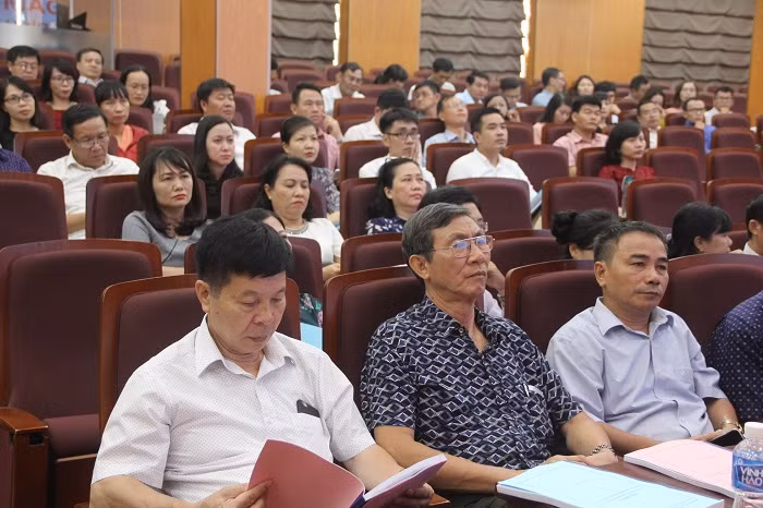 Sau khi dự khai mạc tọa đàm, các đại biểu được chia ra theo Hội đồng biên soạn của từng môn để góp ý Sau khi dự khai mạc tọa đàm, các đại biểu được chia ra theo Hội đồng biên soạn của từng môn để góp ý