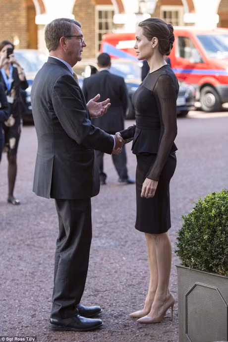 Angelina Jolie ngay cang gay guoc - Anh 3