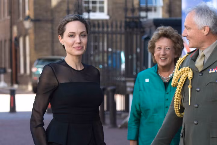 Angelina Jolie ngày càng gầy guộc