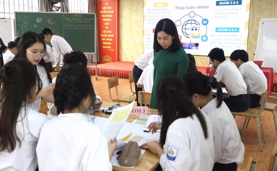 Cô giáo Phạm Thị Thanh Huyền, Trường THPT Hoàng Cầu trong giờ lên lớp. Ảnh: NVCC