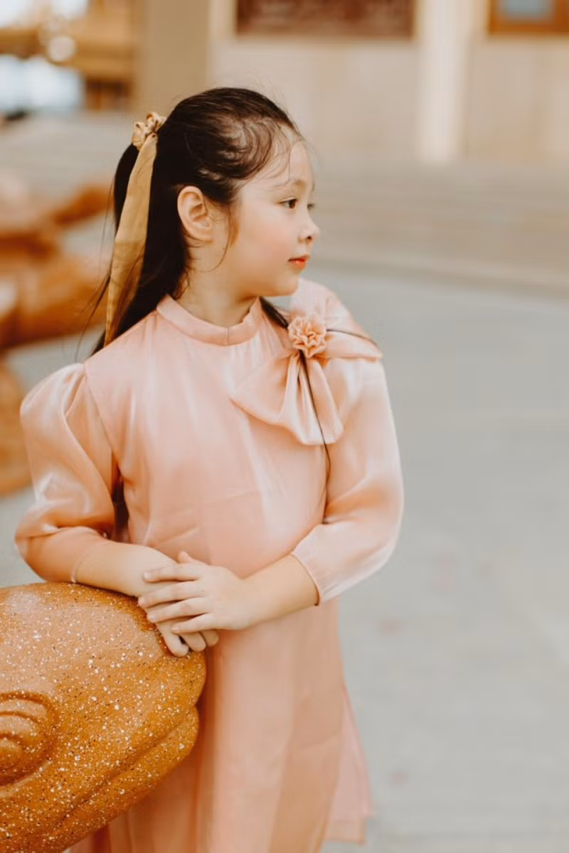 Cô bé sở hữu làn da trắng hồng cùng sống mũi cao thanh thoát.