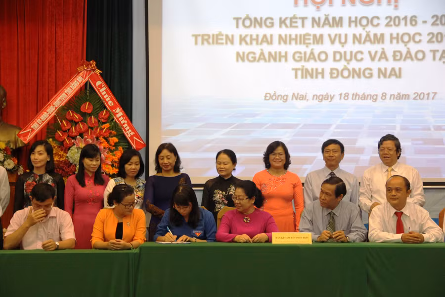 Sở GD&ĐT và các sở, ban ngành, đoàn thể kí kết phối hợp giáo dục HS trong năm học mới Sở GD&ĐT và các sở, ban ngành, đoàn thể kí kết phối hợp giáo dục HS trong năm học mới