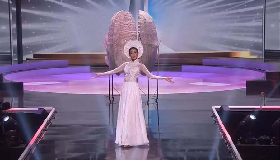 Khánh Vân tự tin biểu diễn "Kén Em" trên sân khấu Miss Universe.