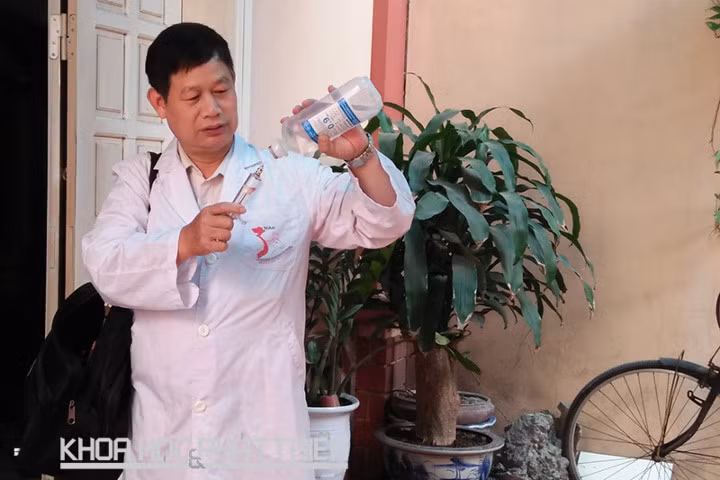Tiến sỹ Đào Đức Thà chuẩn bị thuốc để điều trị cho vật nuôi bị bệnh - một công việc ông làm khi về hưu. Ảnh: Thùy Thủy