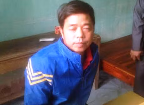 Cap vo chong do ca chuc thung hoa chat xuong bai nuoi ngao - Anh 2