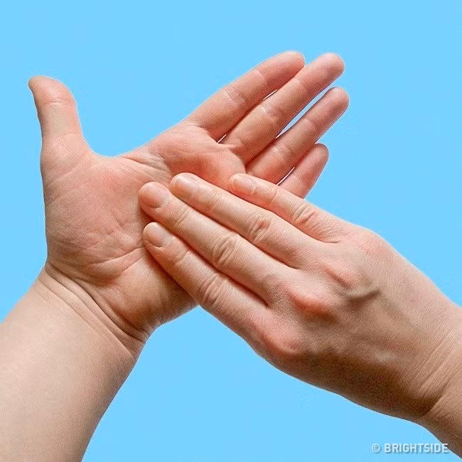 Điều kỳ diệu gì sẽ đến với cơ thể khi nắm tay theo những cách này? ảnh 6 Điều kỳ diệu gì sẽ đến với cơ thể khi nắm tay theo những cách này? ảnh 6