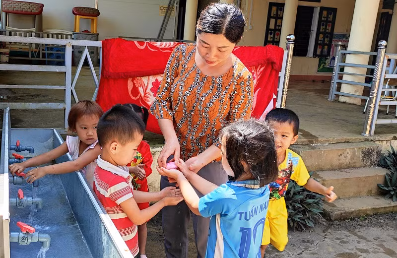 Giáo viên Trường Mầm non Thành Sơn (Bá Thước, Thanh Hóa) rửa tay cho trẻ trước giờ ăn trưa.