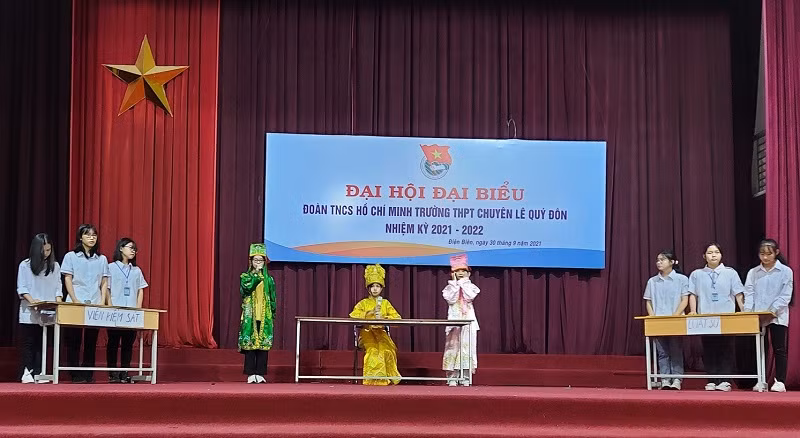 Dạy học dự án tích hợp liên môn Ngữ văn - Lịch sử cho học sinh khối 10 do trường tổ chức. Ảnh: TG
