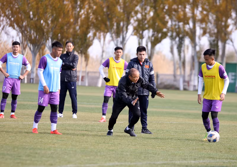 Huấn luyện viên Park Hang Seo và các học trò tại Kyrgyzstan.