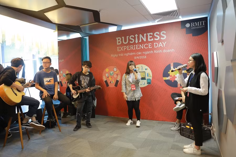 Các tiết mục ca nhạc sôi động “cây nhà lá vườn” do các tài năng của RMIT biểu diễn đã khuấy động bầu không khí của ngày hội.