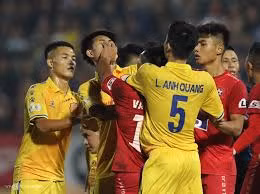 Nguyễn Văn Hạnh của Hải Phòng FC cũng đã phải nhận án phạt (Ảnh: VnE).