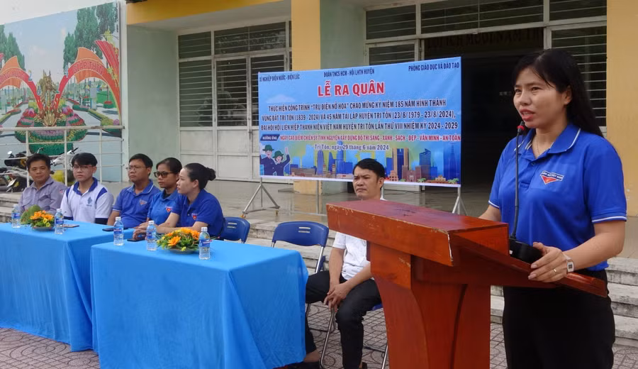 Lễ ra quân Công trình "Trụ điện nở hoa".