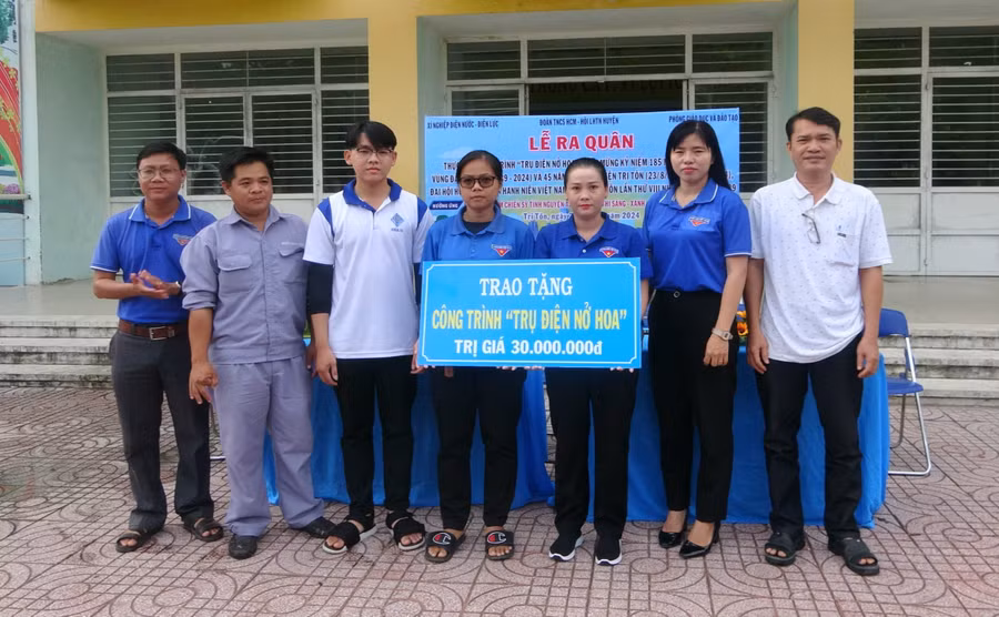 Trao tặng kinh phí thực hiện công trình "Trụ điện nở hoa". Trao tặng kinh phí thực hiện công trình "Trụ điện nở hoa".