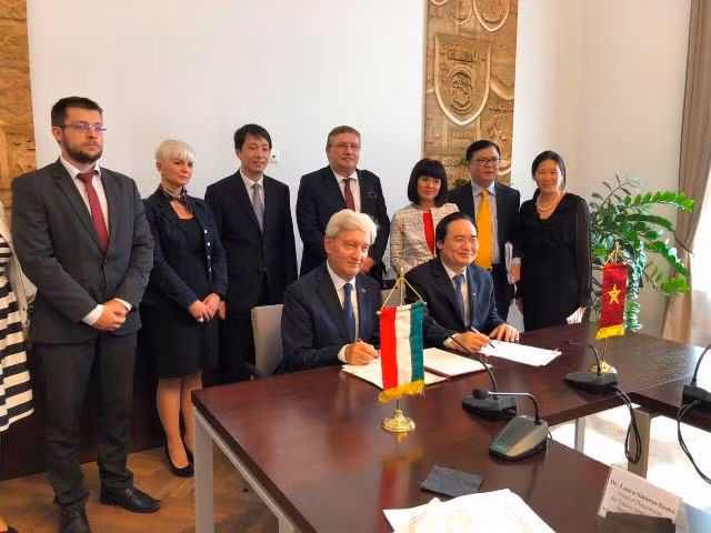 Bộ trưởng Phùng Xuân Nhạ và Bộ Nguồn nhân lực Hungary József Bosdis ký kết thỏa thuận hợp tác