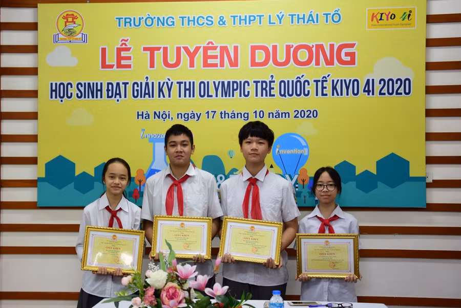4 học sinh khối 8 tham gia đề tài “Chế tạo hạt nano Tio2 ứng dụng làm pin mặt trời và tìm hiểu về tiềm năng ứng dụng pin mặt trời tại Việt Nam”.