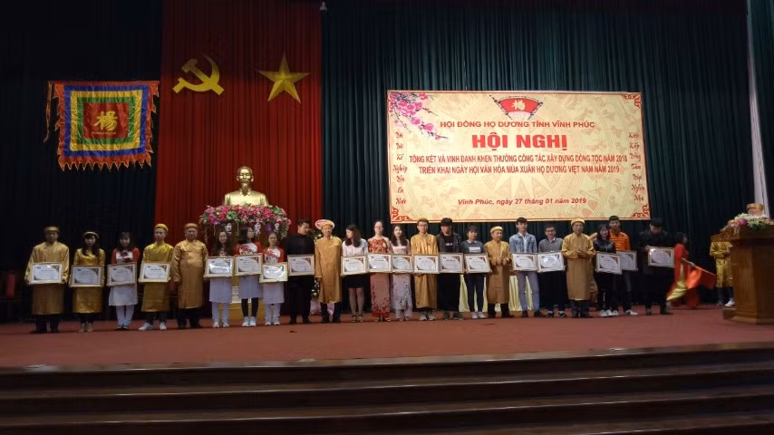 Hội đồng dòng họ Dương tỉnh Vĩnh Phúc trao thưởng cho học sinh, sinh viên có thành tích cao trong học tập.