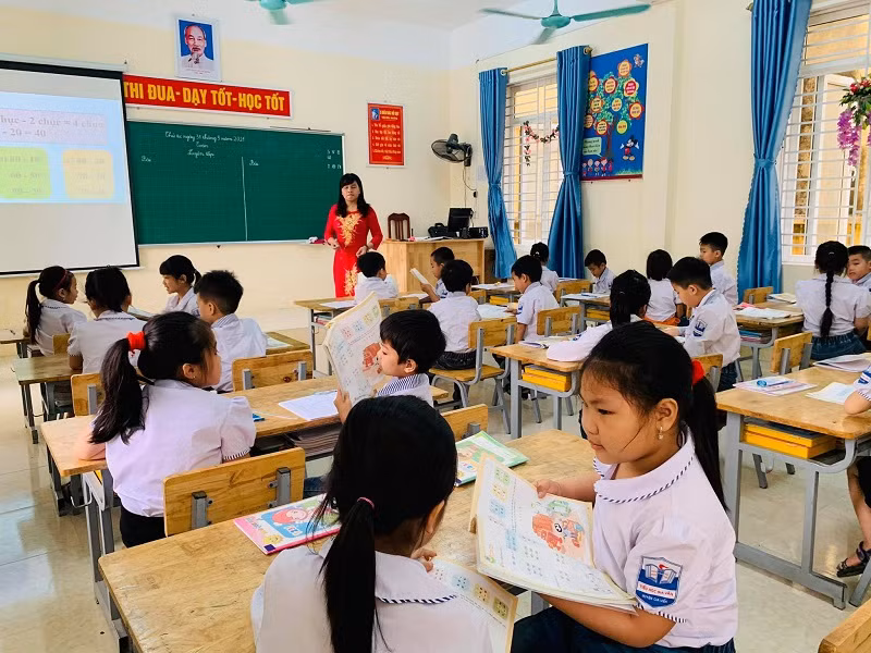 Đủ SGK góp phần nâng cao hiệu quả dạy học. Ảnh: TG