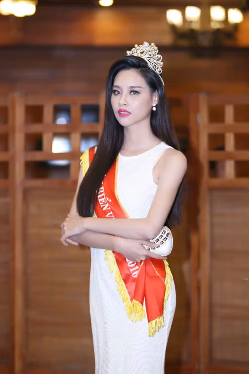 Nhan sắc Hoa hậu biển Phạm Thùy Trang khiến công chúng "phát hoảng" ảnh 2