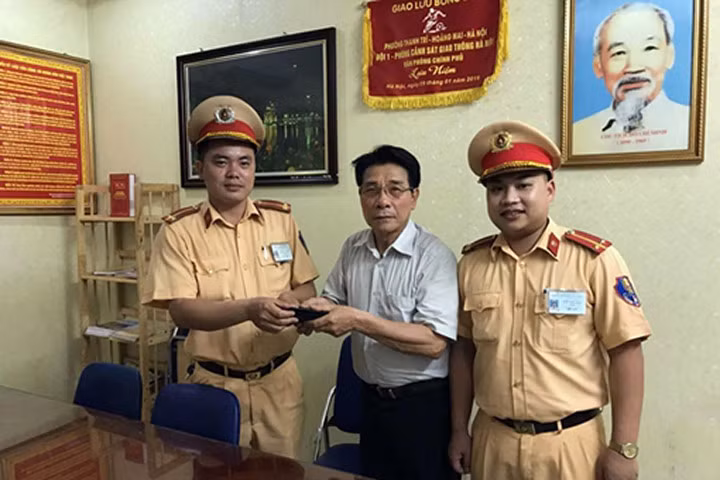 Xúc động nhận lại số tiền lớn và giấy tờ quan trọng bị mất sau 1 giờ