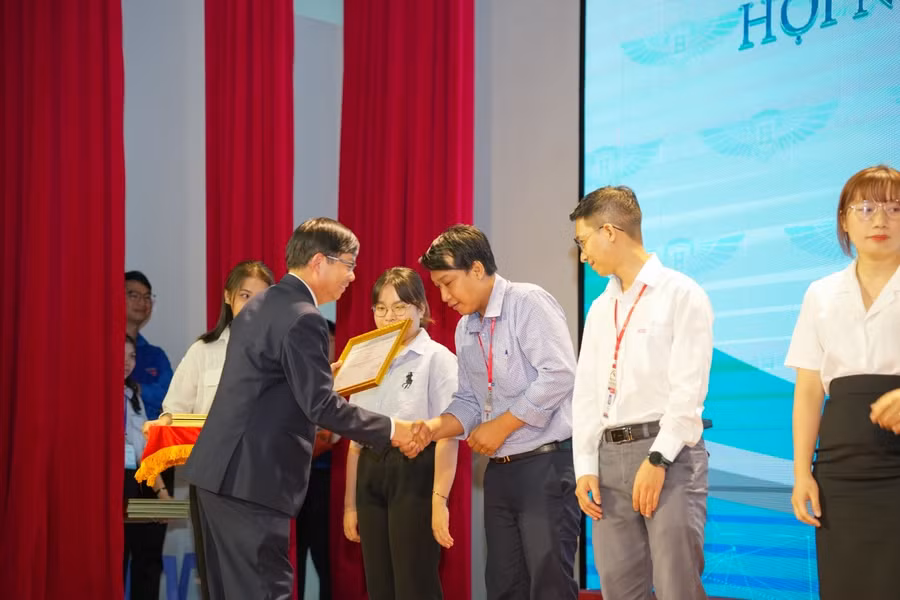 PGS.TS. Lê Khắc Cường – Phó Hiệu trưởng HIU trao tặng bằng khen cho các báo cáo viên khoa học trẻ tuổi xuất sắc tại hội nghị. PGS.TS. Lê Khắc Cường – Phó Hiệu trưởng HIU trao tặng bằng khen cho các báo cáo viên khoa học trẻ tuổi xuất sắc tại hội nghị.