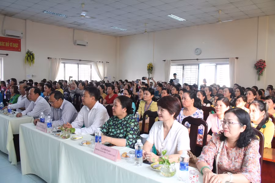 Đại biểu tham dự khai mạc hội thi. Đại biểu tham dự khai mạc hội thi.