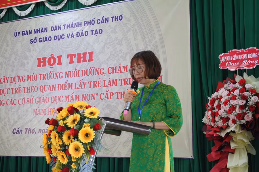 Bà Lê Thị Thùy Dung, Phó Giám đốc Sở GD&ĐT TP Cần Thơ phát biểu tại lễ khai mạc. Bà Lê Thị Thùy Dung, Phó Giám đốc Sở GD&ĐT TP Cần Thơ phát biểu tại lễ khai mạc.