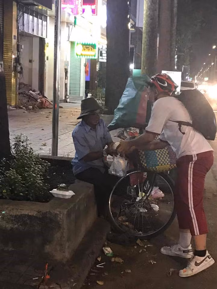 Hành động đẹp của các em học sinh được nhiều người khen ngợi