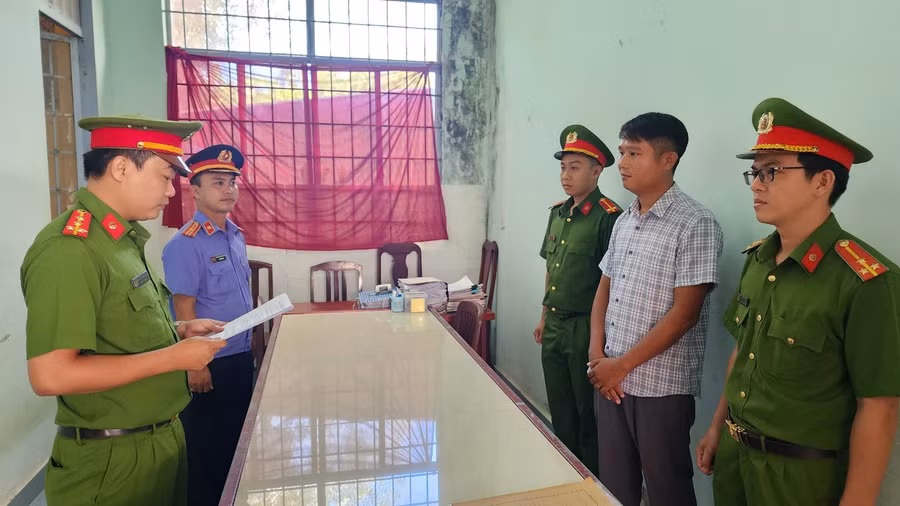 Bắt Giám đốc Công ty Trách nhiệm hữu hạn LHĐ và 2 đồng phạm về tội "Lừa đảo chiếm đoạt tài sản. (Ảnh: Văn Vũ)