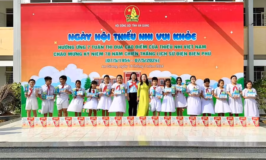 Tặng quà cho thiếu nhi có hoàn cảnh khó khăn. Tặng quà cho thiếu nhi có hoàn cảnh khó khăn.