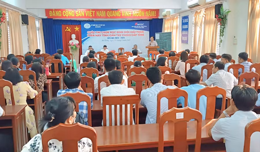 Đại biểu và thí sinh tham dự buổi khai mạc và sinh hoạt quy chế thi. Đại biểu và thí sinh tham dự buổi khai mạc và sinh hoạt quy chế thi.