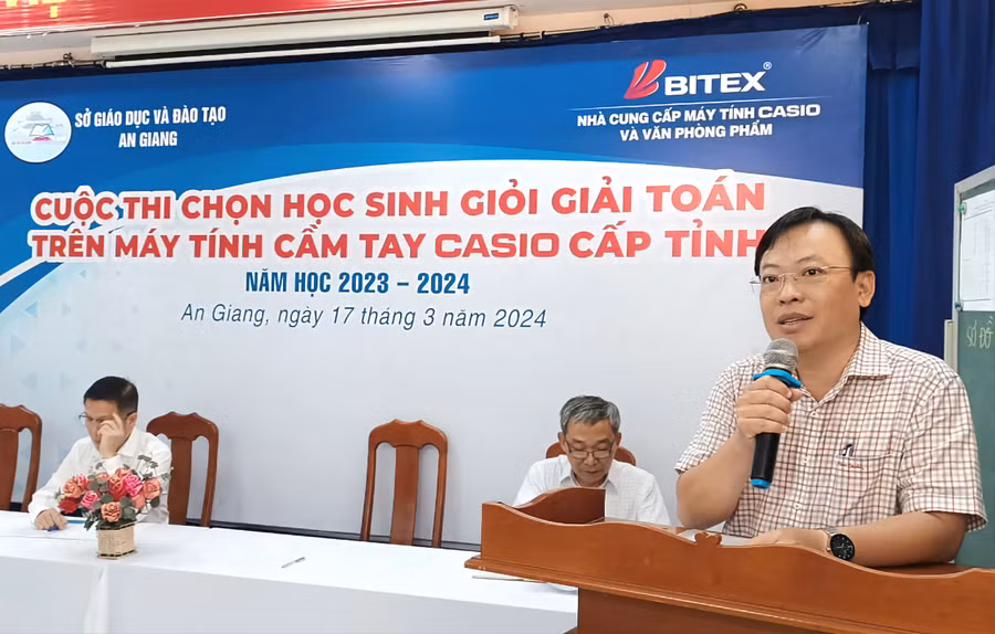Phó Giám đốc Sở GD&ĐT An Giang Trần Tuấn Khanh phát biểu khai mạc Cuộc thi. Phó Giám đốc Sở GD&ĐT An Giang Trần Tuấn Khanh phát biểu khai mạc Cuộc thi.