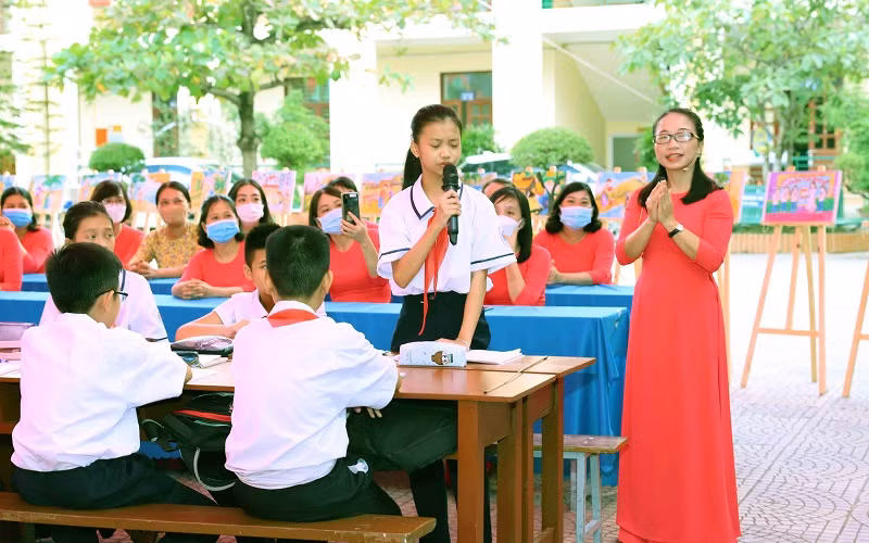 Cô Hiền cùng học trò trong giờ học môn Ngữ văn.